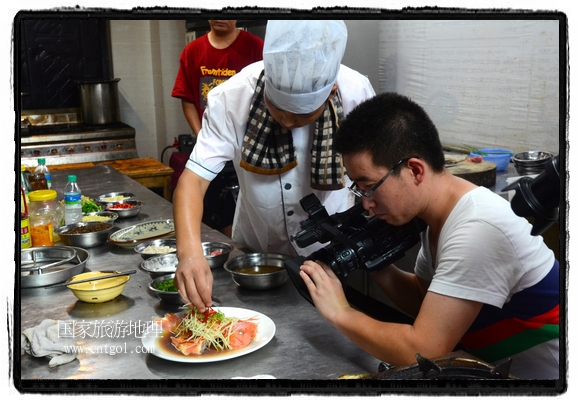 此次攝制組通過(guò)拍攝婺源代表名菜糊豆腐、粉蒸肉、荷包紅魚(yú)、賽鵝頸及地方小吃清明果、灰汁果、糯米子糕等來(lái)詮釋婺源美食經(jīng)典，展示婺源食文化，打造獨(dú)屬婺源的美食符號(hào)。