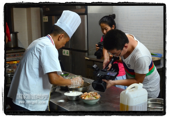此次攝制組通過(guò)拍攝婺源代表名菜糊豆腐、粉蒸肉、荷包紅魚(yú)、賽鵝頸及地方小吃清明果、灰汁果、糯米子糕等來(lái)詮釋婺源美食經(jīng)典，展示婺源食文化，打造獨(dú)屬婺源的美食符號(hào)。