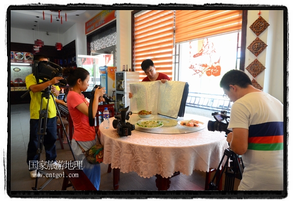 此次攝制組通過(guò)拍攝婺源代表名菜糊豆腐、粉蒸肉、荷包紅魚(yú)、賽鵝頸及地方小吃清明果、灰汁果、糯米子糕等來(lái)詮釋婺源美食經(jīng)典，展示婺源食文化，打造獨(dú)屬婺源的美食符號(hào)。