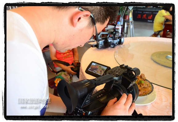 此次攝制組通過(guò)拍攝婺源代表名菜糊豆腐、粉蒸肉、荷包紅魚(yú)、賽鵝頸及地方小吃清明果、灰汁果、糯米子糕等來(lái)詮釋婺源美食經(jīng)典，展示婺源食文化，打造獨(dú)屬婺源的美食符號(hào)。