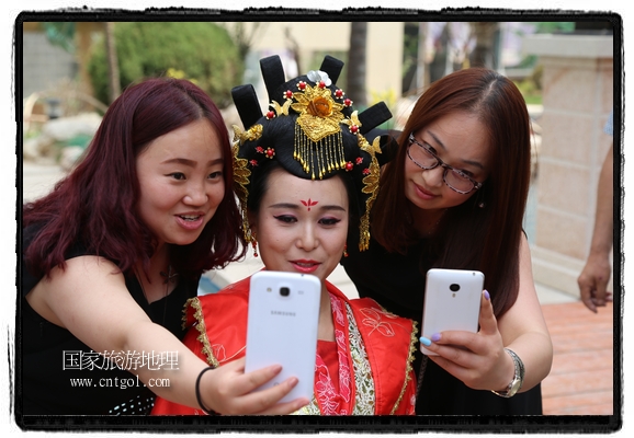 6月19日，端午節(jié)的前一天，甘肅平?jīng)鍪嗅轻紖^(qū)南山公園澳廈麗灣小區(qū)“邀請”唐朝被譽為四大美女之一的“楊貴妃”前來與市民見面，共度“端午佳節(jié)”。期間，“貴妃娘娘”由一名解說人員做向?qū)?，與小區(qū)居民一同游玩、賞景、互敬酒水、合影留念，并現(xiàn)場贈送大人小孩粽子、香包和糖果。