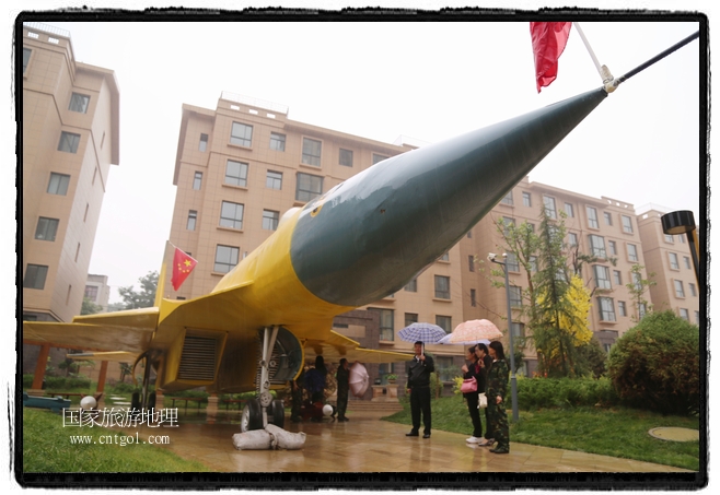 小區(qū)突然出現(xiàn)“飛機坦克”，其中殲15艦載戰(zhàn)斗機一架、99式主戰(zhàn)坦克一輛、武直-10武裝直升機一架，吸引了眾多市民雨中圍觀、合影。