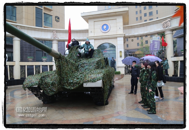 小區(qū)突然出現(xiàn)“飛機坦克”，其中殲15艦載戰(zhàn)斗機一架、99式主戰(zhàn)坦克一輛、武直-10武裝直升機一架，吸引了眾多市民雨中圍觀、合影。