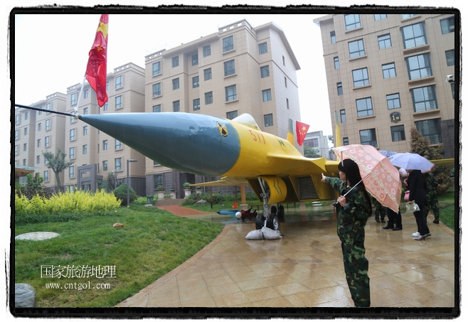 小區(qū)突然出現(xiàn)“飛機坦克”，其中殲15艦載戰(zhàn)斗機一架、99式主戰(zhàn)坦克一輛、武直-10武裝直升機一架，吸引了眾多市民雨中圍觀、合影。