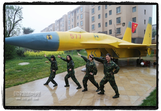 小區(qū)突然出現(xiàn)“飛機坦克”，其中殲15艦載戰(zhàn)斗機一架、99式主戰(zhàn)坦克一輛、武直-10武裝直升機一架，吸引了眾多市民雨中圍觀、合影。