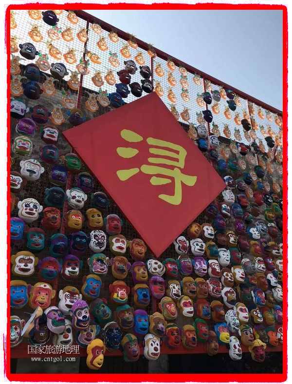 中國規(guī)模最大的猴面具彩繪在南潯古鎮(zhèn)展示。猴子真是今年最紅的動物。 