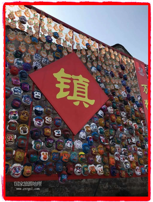 中國規(guī)模最大的猴面具彩繪在南潯古鎮(zhèn)展示。猴子真是今年最紅的動物。 